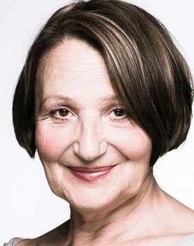 Molnár Erika as Birkásné