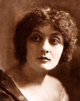 Marin Sais as Edna Kingston