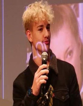 Lou Belliard as Le serveur