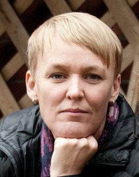 Maria Blom as TV-röst (voice)