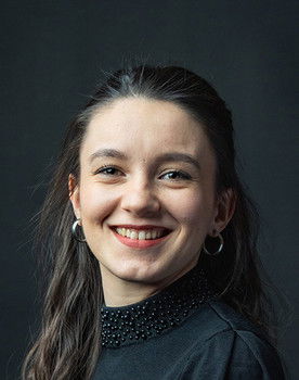 Bubik Réka as Erzsi