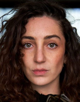 Roxana Safarabadi as Elsa