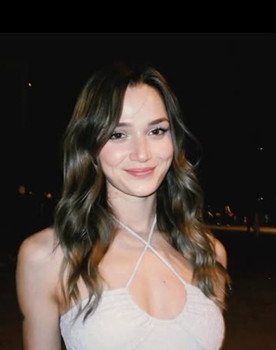 Ceren Ayruk as Leyla