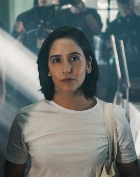 Mariana Baldissera as Esther