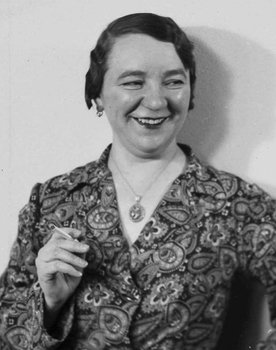 Liesl Karlstadt as Katinka Brummer