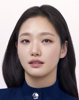Kim Go-eun as Woman with Straight Hair