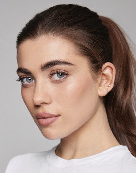 Amelie Zilber as Olivia Hammond