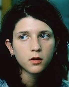 Kata Wéber as Ezter