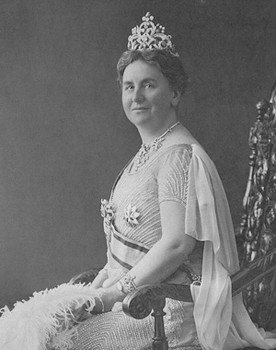 Review of the Royal Netherland Guards in the Costumes of the Middle Ages (Coronation of Wilhelmina Guard of Honor)