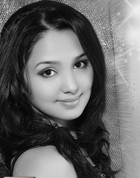 Muborak Ashurboeva as Gulnoza