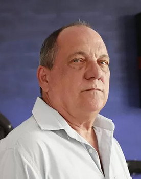 José Augusto Loureiro as Dono do Quiosque