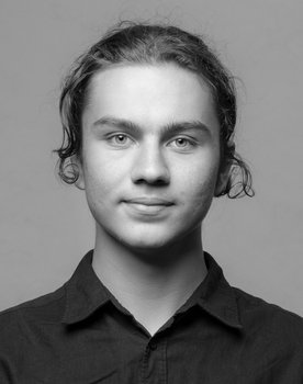 Aksel Ojari as Junior