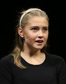 Louise Tofte Røiri as Lo