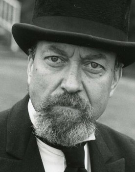 Yves Barsacq as Cédric's Grandfather (voice)