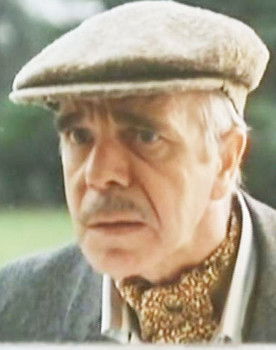 Alex McAvoy as Alec Mutch