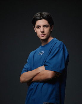 Martín Rothardt as León