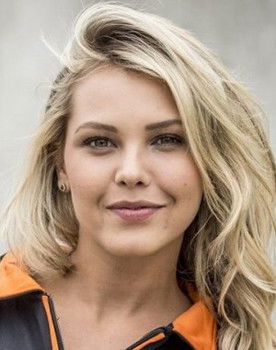 Louise D'Tuani as Valentina