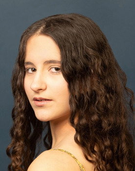 Adriana Parisi as Zoe