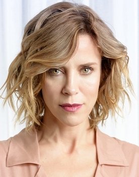 Daniela Galli as Cláudia (swing)