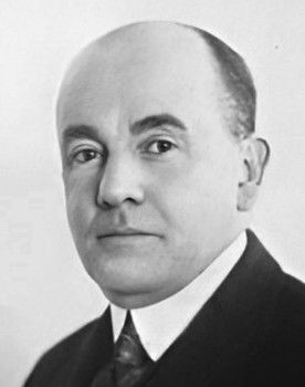 Aldrich Bowker as "Doc" Heffernan