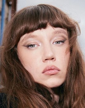 Lilla Kizlinger as Girl