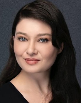 Nurgül Yeşilçay as Nazlıgül