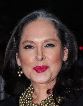 Isaura Espinoza as Chuchita Aguado del Hoyo (segmento 'La virginidad en el río')