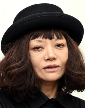 Léona Hirota as 