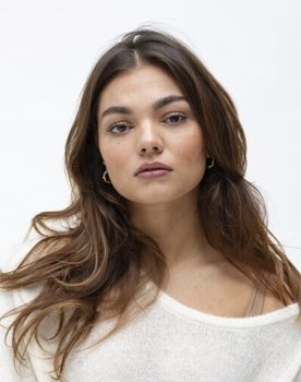 Ghislaine van IJperen as Bella