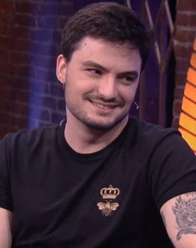 Felipe Neto as Billy Bold