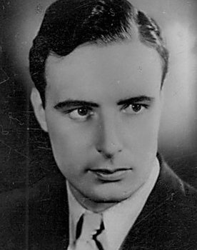 Egon von Jordan as Erster Hofrat