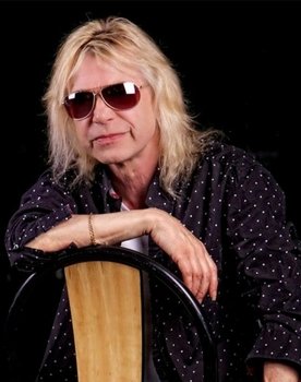 Bob Catley as lead vocals on tracks 08 and 16