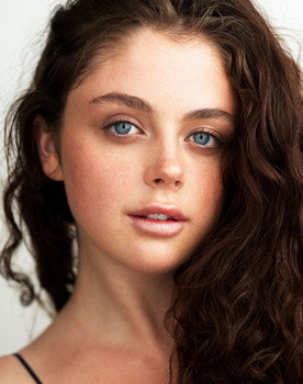 Georgie Murphy as Jenna Frost