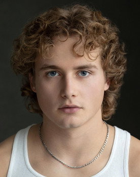 Charlie Larsen as Ashton