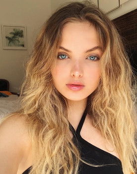 Giovanna Chaves as Julia Leme