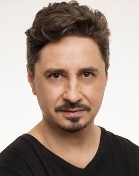 Leandro Daniel Colombo as Petrônio