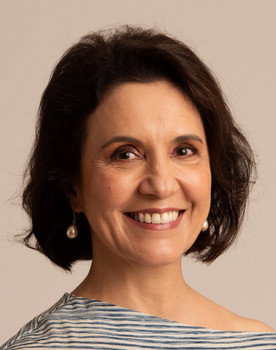 Verónica Merchant as Soledad Martínez / Rosario Vertis vda. de Gonzalo