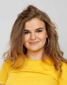 Ana Crețu as Iulia