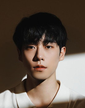 백동현 as Secretary Kim