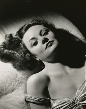 Elizabeth Inglis as Ruth Carter