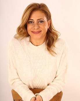 הילה סורג'ון-פישר as Iris