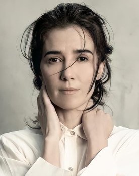 Marjorie Estiano as Dra. Carolina