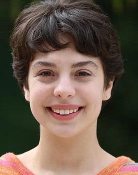 Munise Özlem Öztürk as İrem