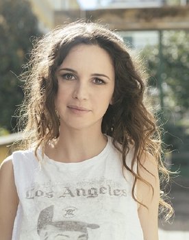 Emanuela Fanelli as Narratrice