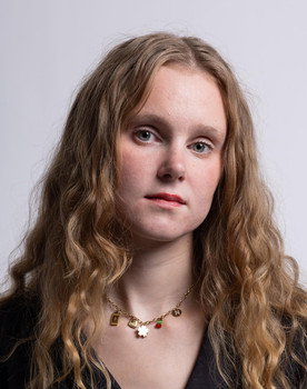 Noémie Teillot as Figurant - Assistante Directeur de Casting