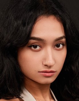 Sebiye Behtiyar as Aishe