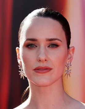 Rachel Brosnahan as Bea Hansen