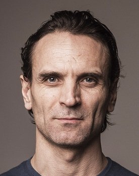 Arben Bajraktaraj as Besnik