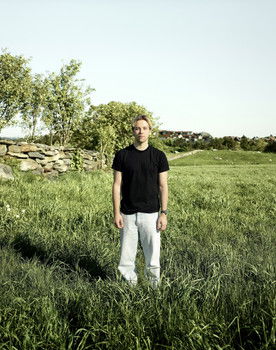 Gabriel Lar Thorarinsson as Gambling guy (voice)