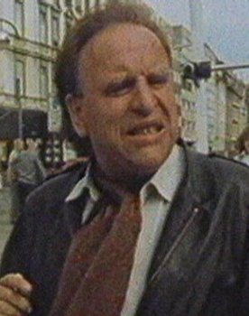 Alfred Edel as Police officer